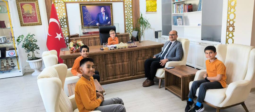 75. YIL CUMHURİYET İLKOKULU ÖĞRENCİLERİ KAYMAKAMIMIZ BEKİR ABACI'YI MAKAMINDA ZİYARET ETTİ.